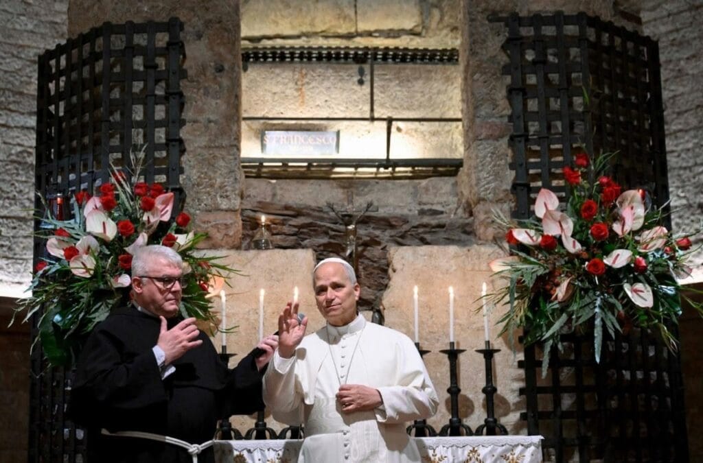 Leon XIV w Asyżu: modlitwa papieża przy grobie św. Franciszka